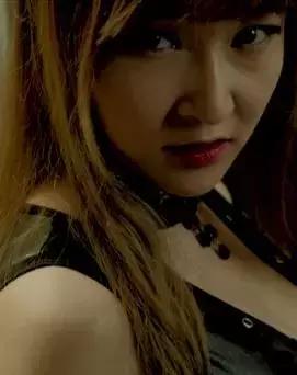 “微微一笑”头号嫌犯七夕露马脚：蒙面少女酒店花式抖S