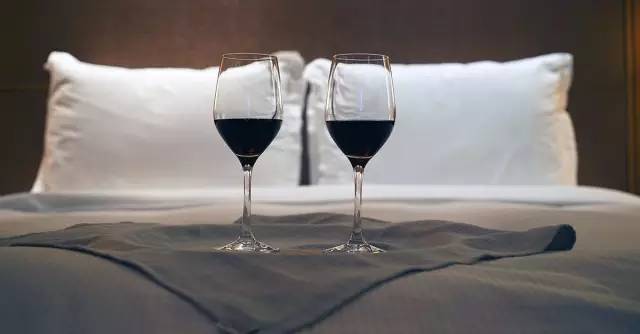 睡前喝红酒真的有效吗,睡前喝红酒真的能改善睡眠吗