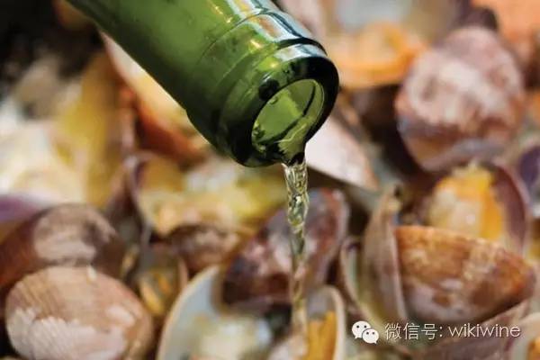 葡萄酒轻微漏液,葡萄酒出现沉淀物还能喝吗