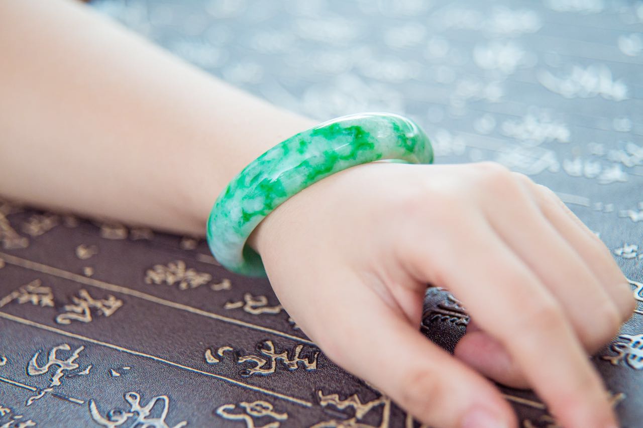 如何辨别没有制作的翡翠,如何鉴别翡翠做假