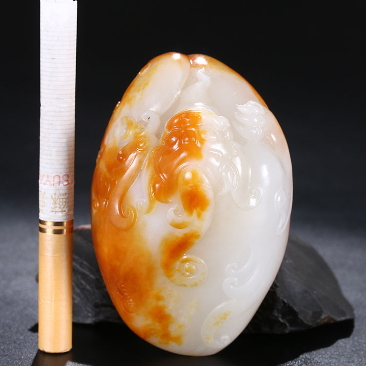 组图：*疆新**和田玉羊脂白玉籽料制成的手把件，雕刻细腻精致手感好