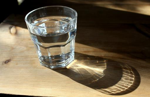 产后不能喝水和吃水果，只喝红糖水和汤！折磨人的月子我不要过！