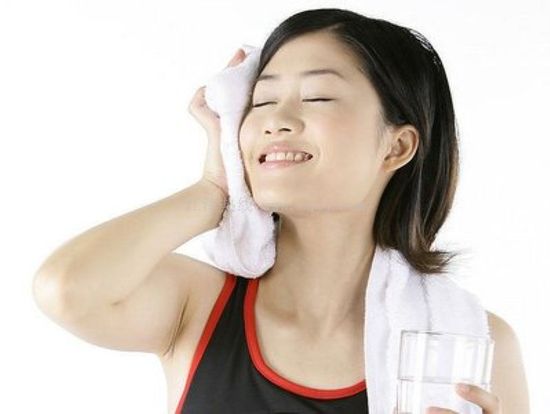 这么热的天身上不出汗是什么原因,天热小孩不出汗是什么病