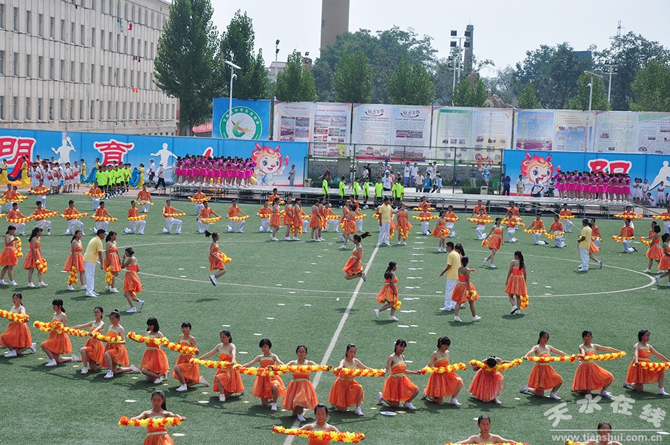 爸爸看到夏令营的女儿晒黑了,爸爸看到女儿军训被晒黑