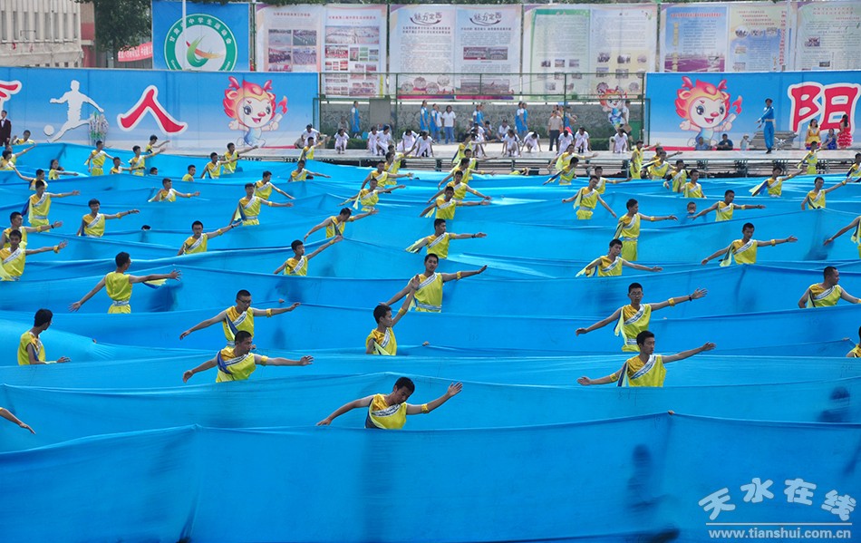 爸爸看到夏令营的女儿晒黑了,爸爸看到女儿军训被晒黑