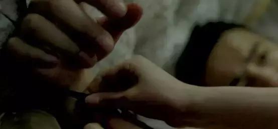 “微微一笑”头号嫌犯七夕露马脚：蒙面少女酒店花式抖S