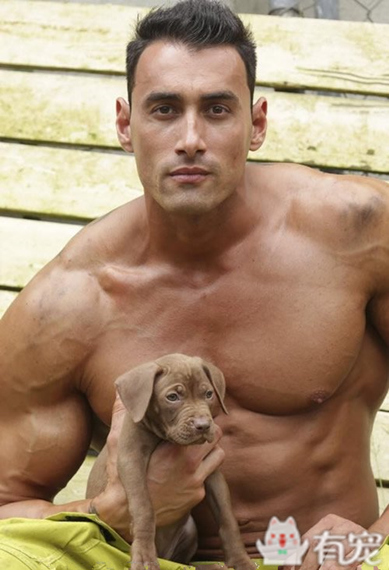 搜救犬看见防火员抱着小奶狗 (防火员训练发现小奶狗)