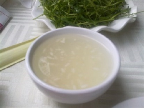 产后不能喝水和吃水果，只喝红糖水和汤！折磨人的月子我不要过！