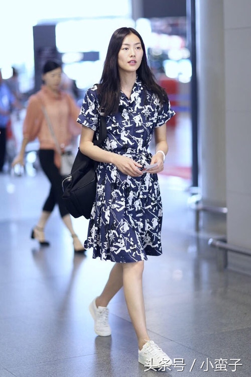 女星最新机场街拍 杨幂甩了郑爽N条街