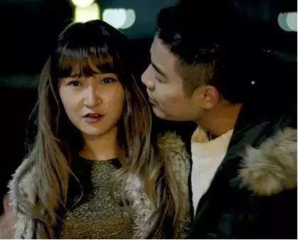 “微微一笑”头号嫌犯七夕露马脚：蒙面少女酒店花式抖S