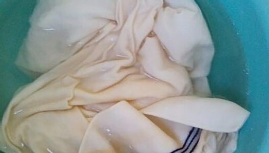 衣服起黄霉点霉斑要怎么洗掉,衣服上的汗渍变黄怎么洗掉