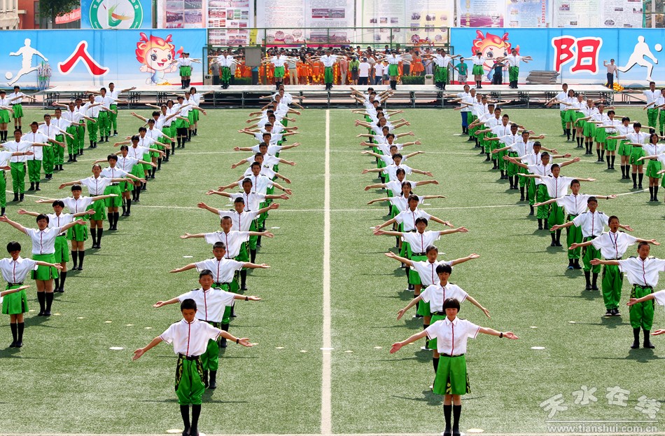 爸爸看到夏令营的女儿晒黑了,爸爸看到女儿军训被晒黑