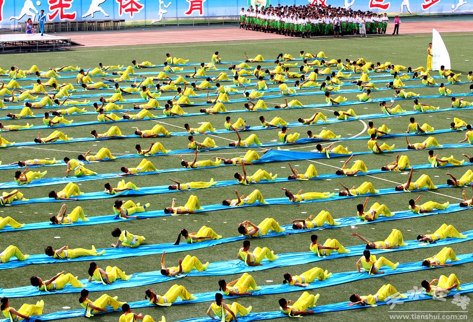 爸爸看到夏令营的女儿晒黑了,爸爸看到女儿军训被晒黑