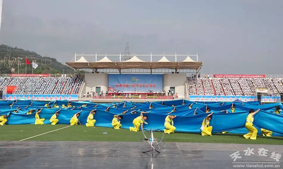 爸爸看到夏令营的女儿晒黑了,爸爸看到女儿军训被晒黑