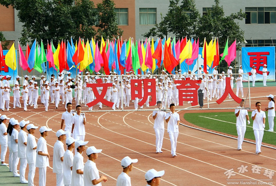 爸爸看到夏令营的女儿晒黑了,爸爸看到女儿军训被晒黑