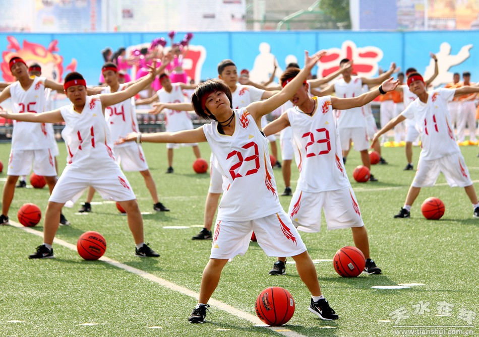 爸爸看到夏令营的女儿晒黑了,爸爸看到女儿军训被晒黑