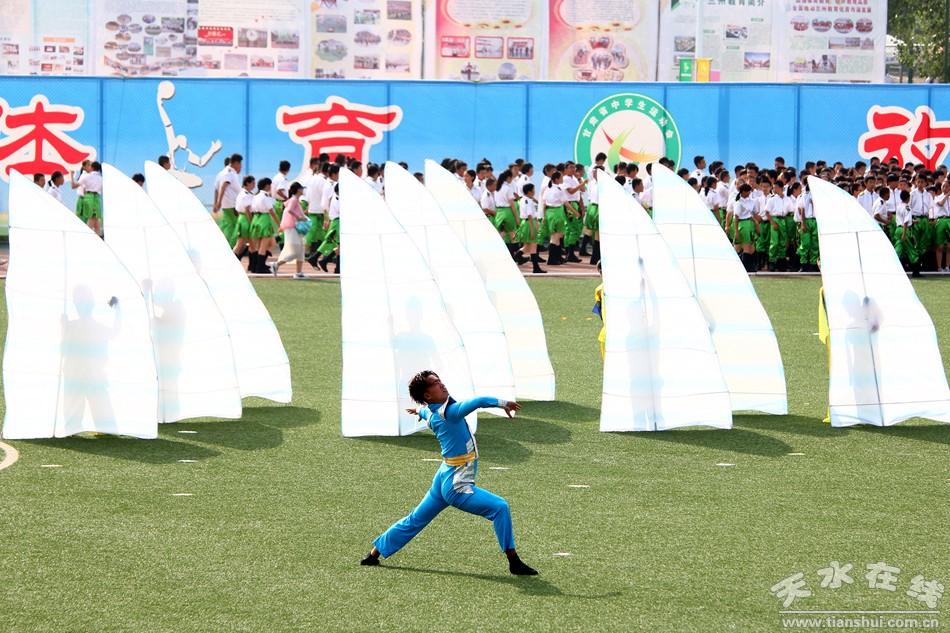 爸爸看到夏令营的女儿晒黑了,爸爸看到女儿军训被晒黑