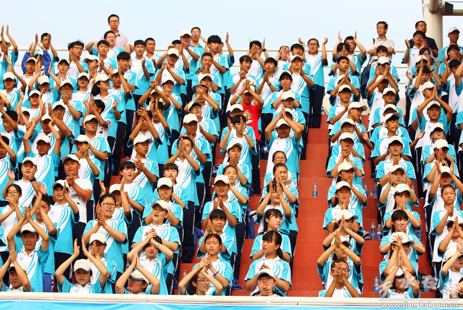 爸爸看到夏令营的女儿晒黑了,爸爸看到女儿军训被晒黑