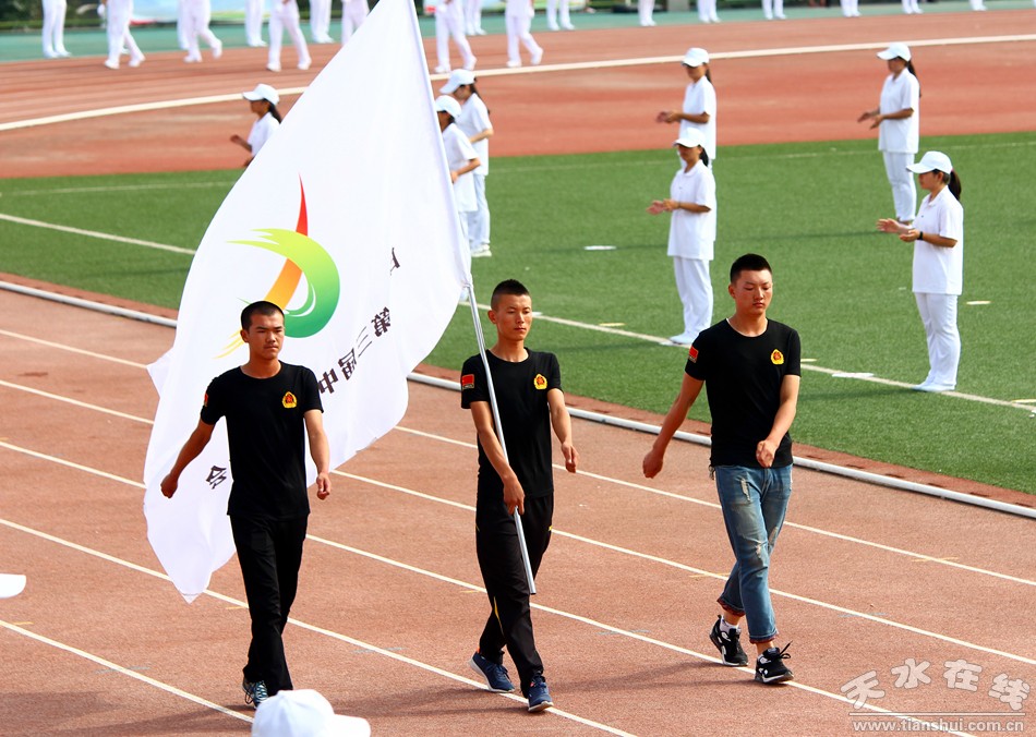 爸爸看到夏令营的女儿晒黑了,爸爸看到女儿军训被晒黑