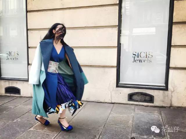 一穿高跟鞋走路就外八怎么办,一穿高跟鞋就o型腿怎么办