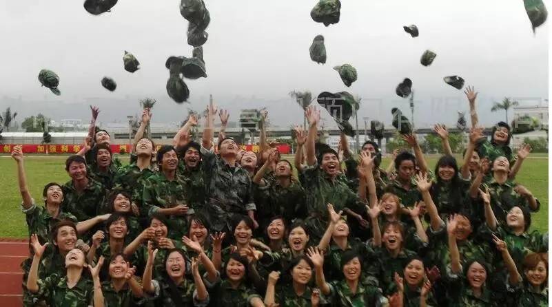 贵阳市第19中学新生军训,贵阳新学期来临高一新生参加军训