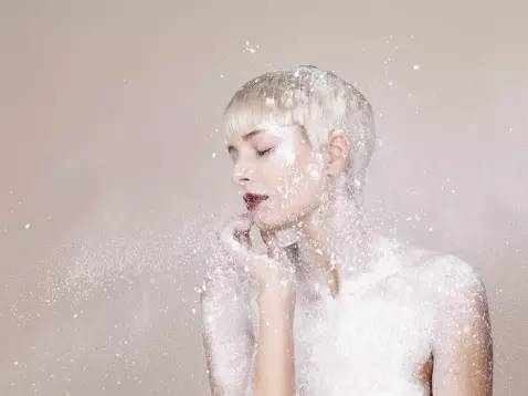 三岁宝宝身上过敏能抹爽身粉吗,宝宝爽身粉能不能涂在伤口处