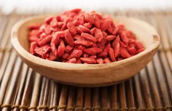 女人气血不够有白发该吃什么补呢,40多岁的女人气血不够怎么调理