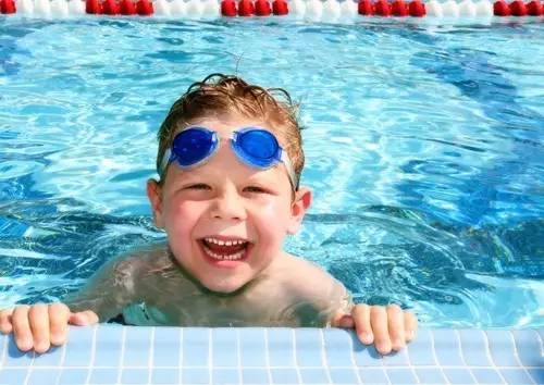 游泳眼睛红预防,游泳后点眼药水预防眼病对吗