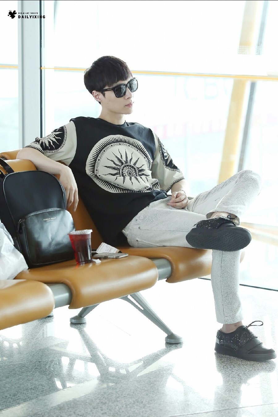 exo行走的atm,exo正规画报