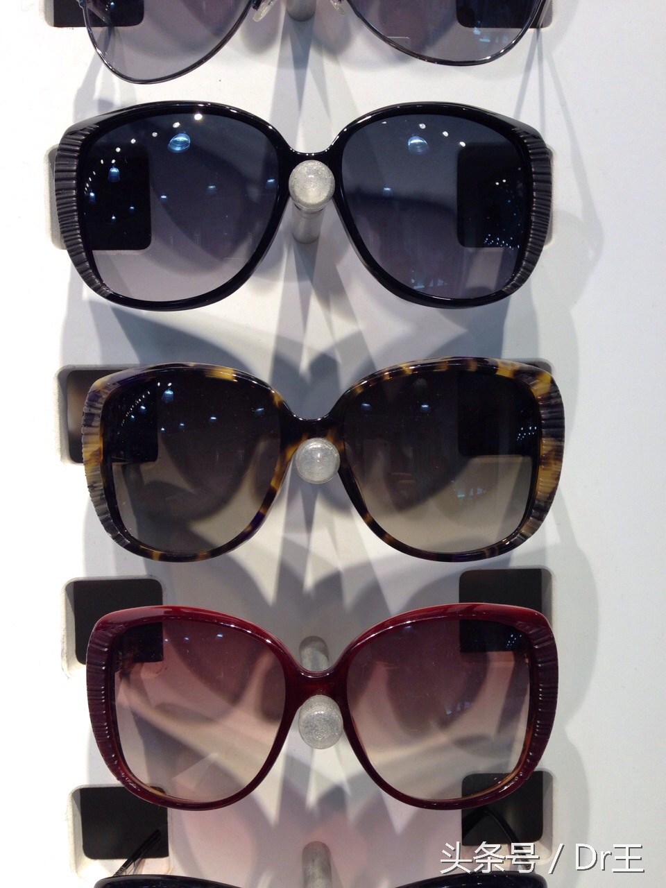 大多数人都做错了！深色太阳眼镜反伤眼，这颜色最抗紫外线！