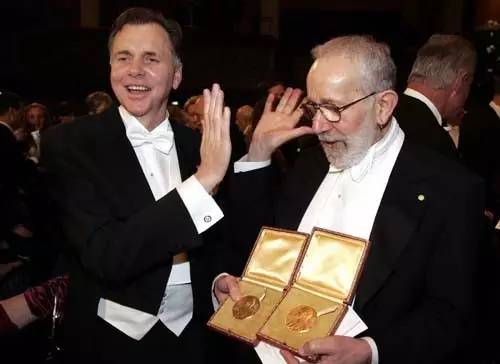 是什么让40000华人把澳洲药房搬空？甚至连仓库也不放过！