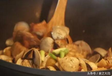 黑蒜炖鸡肉功效,黑椒杏鲍菇炒鸡腿肉