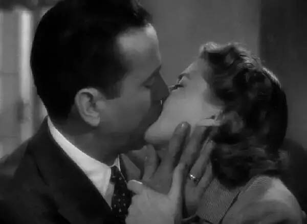 戳进来|为什么情侣接吻时，更喜欢把头往右边歪？