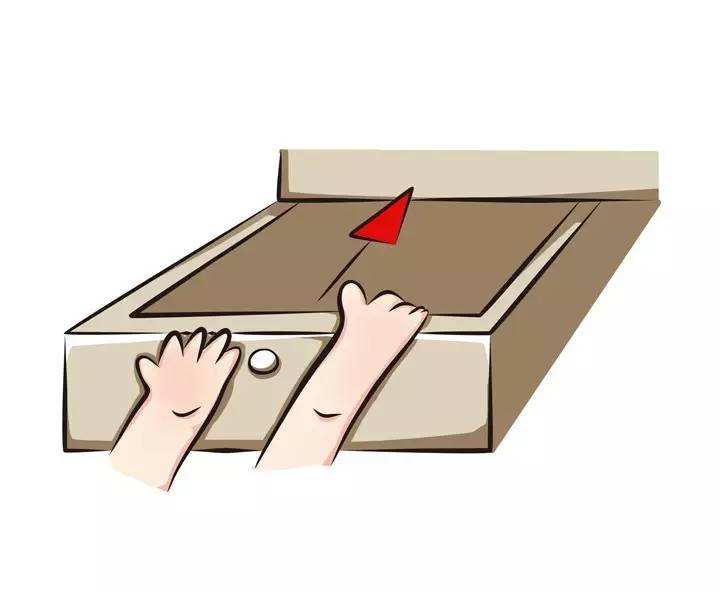 啊呜，宝宝手指被夹了