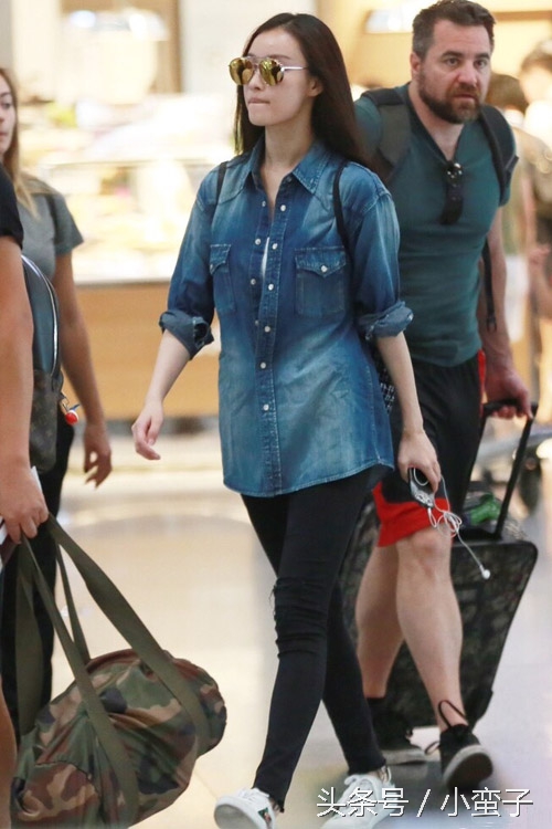 女星最新机场街拍 杨幂甩了郑爽N条街