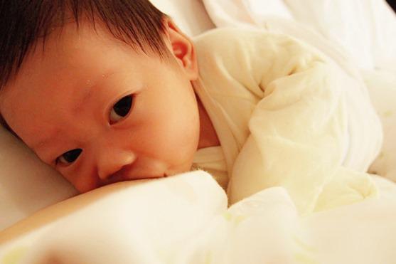 产后奶水不够有什么方法可以喂,产后奶水不够吃什么下奶