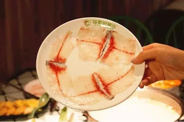 这家神奇的鱼火锅，一路从龙岗火到市中心，两年狂开7家分店！