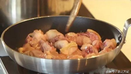 黑蒜炖鸡肉功效,黑椒杏鲍菇炒鸡腿肉