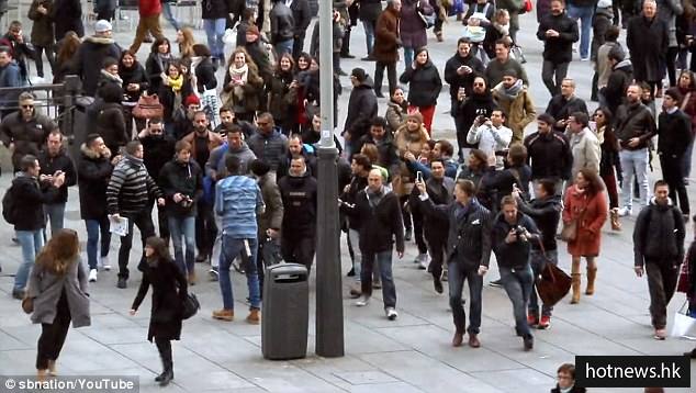 c罗在街上和小孩儿玩儿球,c罗扮流浪汉在大街上踢足球