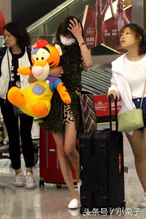 女星最新机场街拍 杨幂甩了郑爽N条街