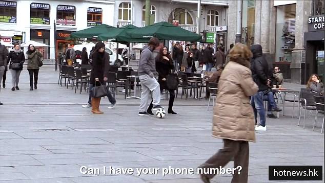 c罗在街上和小孩儿玩儿球,c罗扮流浪汉在大街上踢足球