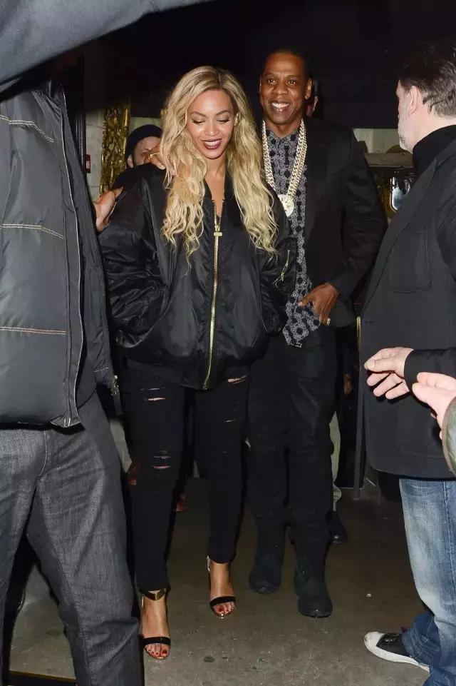 这个牌子的牛仔裤请给我来一打！