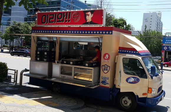 张艺兴给粉丝送礼,张艺兴给练习生粉丝送礼物