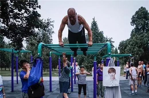 高手在民间大爷玩健身器材,民间健身器材达人