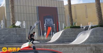 以滑板飞跃迪拜，热血青年的惊险大片