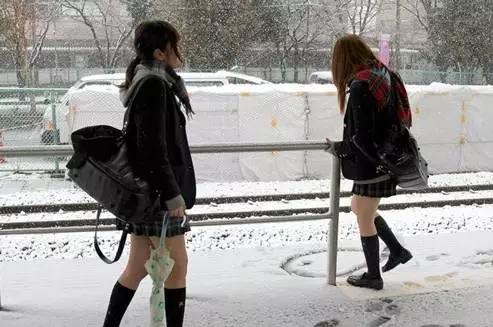 日本迎来大雪，而日本的女生依旧是穿的如此勇猛！