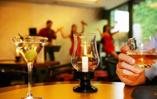 老公总喜欢耍酒疯,老公总爱喝酒老婆应该咋办