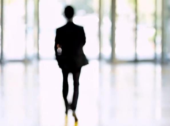 三星、LG贯穿剧情，聊聊韩国影片《局内人》中出现的电子产品