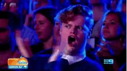 搞笑精选：女友夹不住A4纸，怪我咯