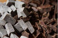 巧克力吃了有什么危害,烘焙巧克力表面起了白霜还能吃吗